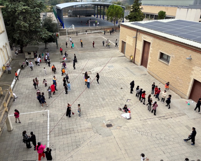 Recreo repleto de momias , vampiros y otros seres terroríficos.